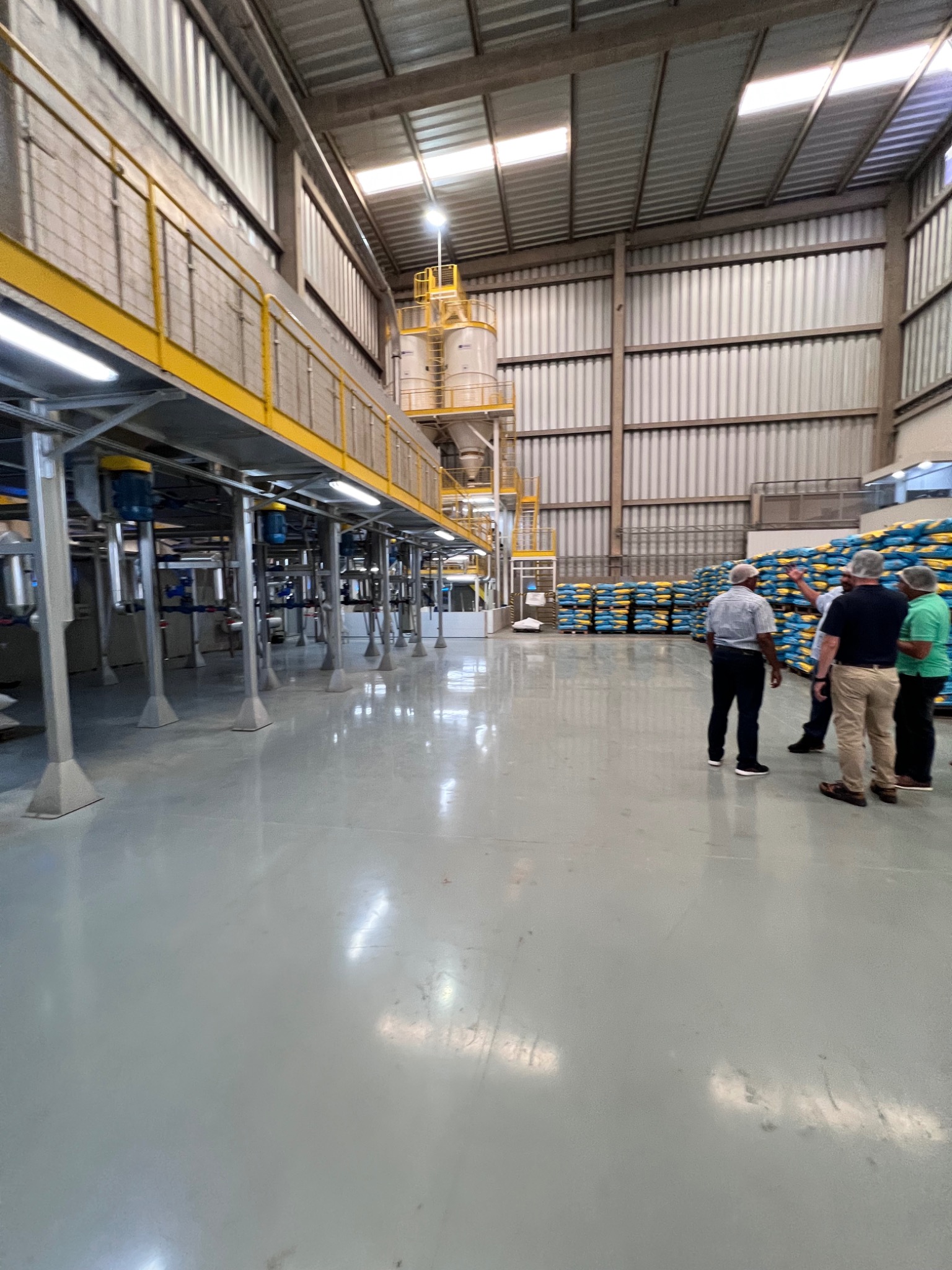 Interior de planta con harinas y ensacados